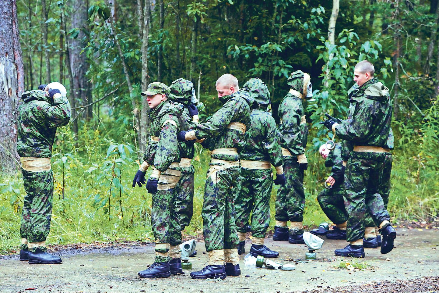 Läinud reedel harjutasid Kuperjanovi jalaväepataljoni tagalakompanii ajateenijad enda kaitsmist tuuma- ja keemiarünnaku korral.