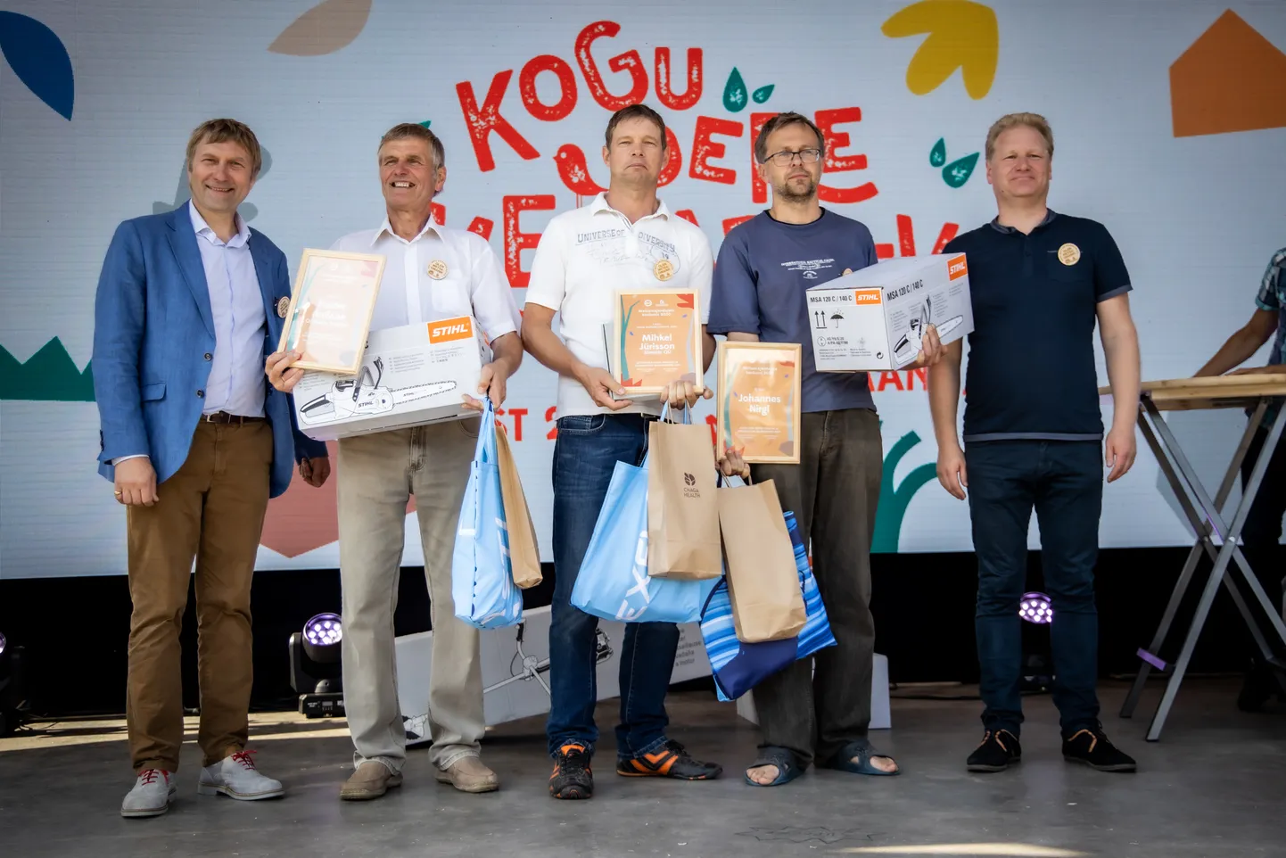 Eesti Erametsaliidu juhatuse esimees Ando Eelmaa (vasakult), parima metsamajandaja konkursil III koha pälvinud Peeter Änilane, aasta parim metsamajandaja Mihkel Jürisson, parima metsamajandaja konkursil II koha pälvinud Johannes Nirgi ning Erametsakeskuse juhatuse liige Jaanus Aun.