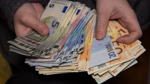 Жители Эстонии нашли крупную сумму: деньги были разбросаны по улице