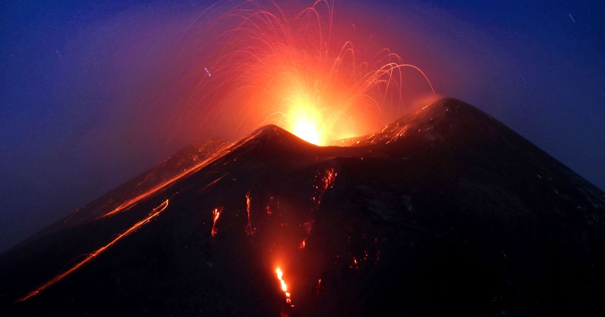 Действует ли вулкан этна. Вулкан Этна в Италии. Этна Сицилия. Везувий и Этна. Италия вулканы Везувий и Этна.