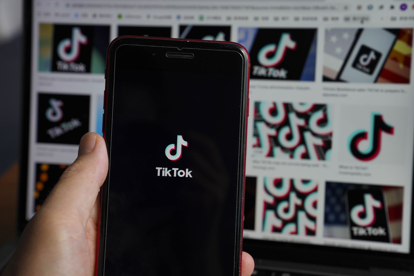 TikToki logo nutitelefoni ekraanil.