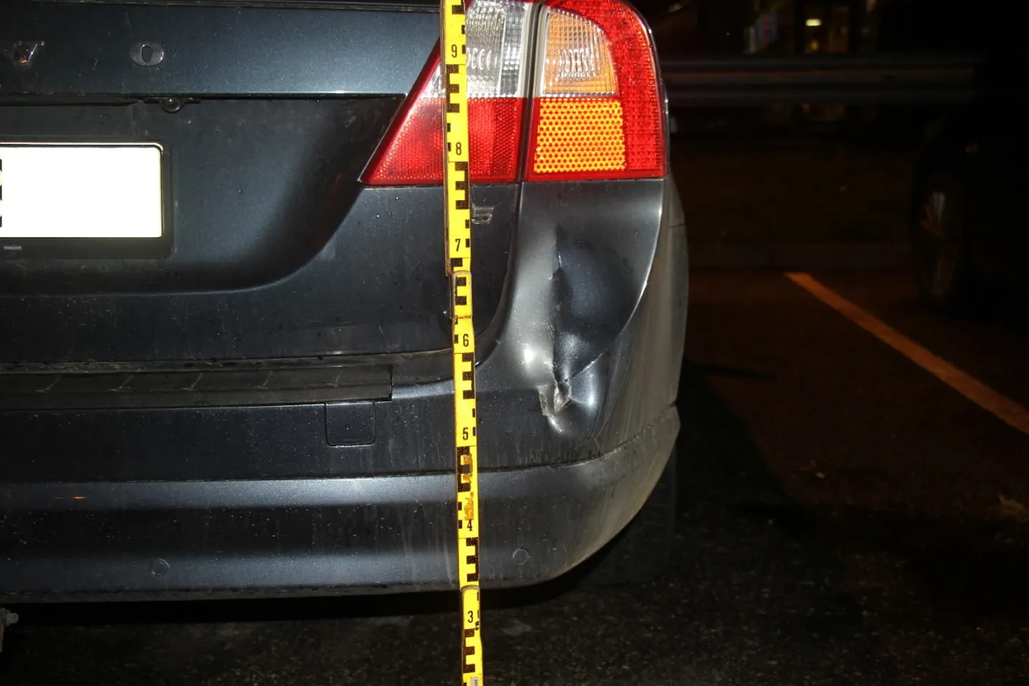 Volvo kahjustatud tagatuli.