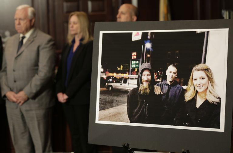 Katelyn McClure (paremal), Mark D'Amico (keskel) ja Johnny Bobbitt fotol, mida näidati politsei pressikonverentsil 15. novembril New Jerseys Mount Hollys