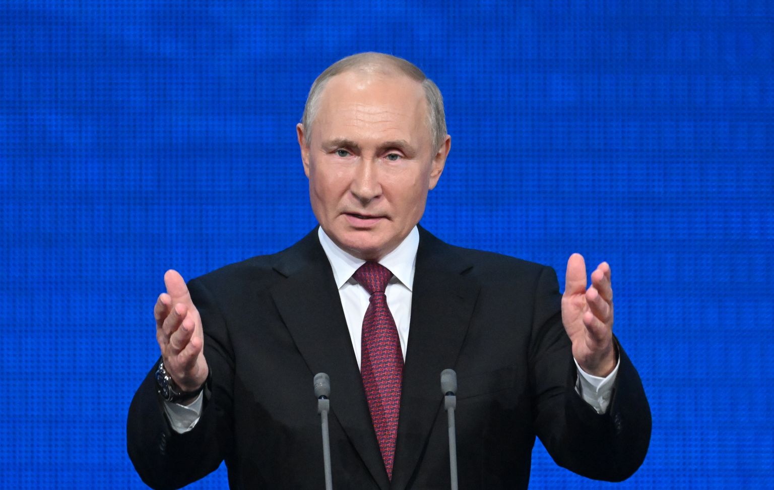 Владимир Путин обещает поддержать решения оккупированных территорий Украины о вхождении в состав РФ.