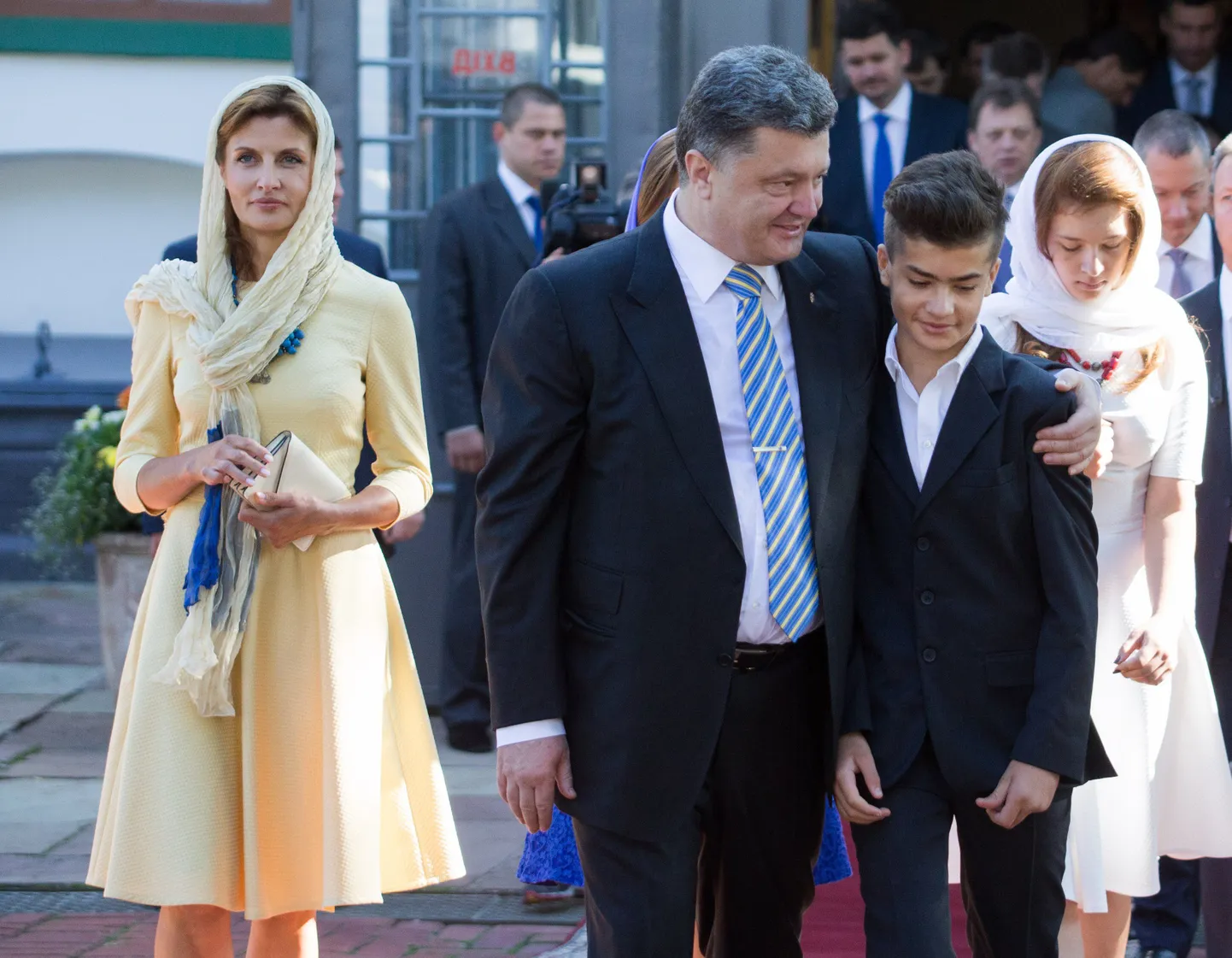 Ukraina presidendiproua Marina Porošenko (vasakul) perega iseseisvuspäeva tseremoonial.