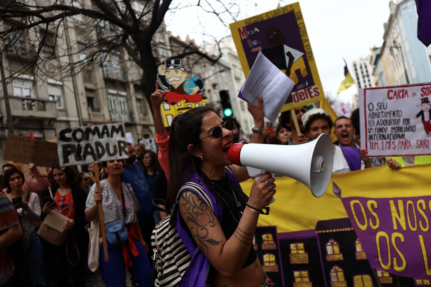 В Лиссабоне и других городах Португалии тысячи вышли на демонстрации за право на доступное жилье и в поддержку расширения социального жилищного фонда.