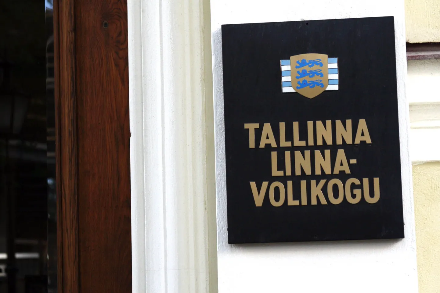 Вывеска на здании Таллиннского горсобрания.