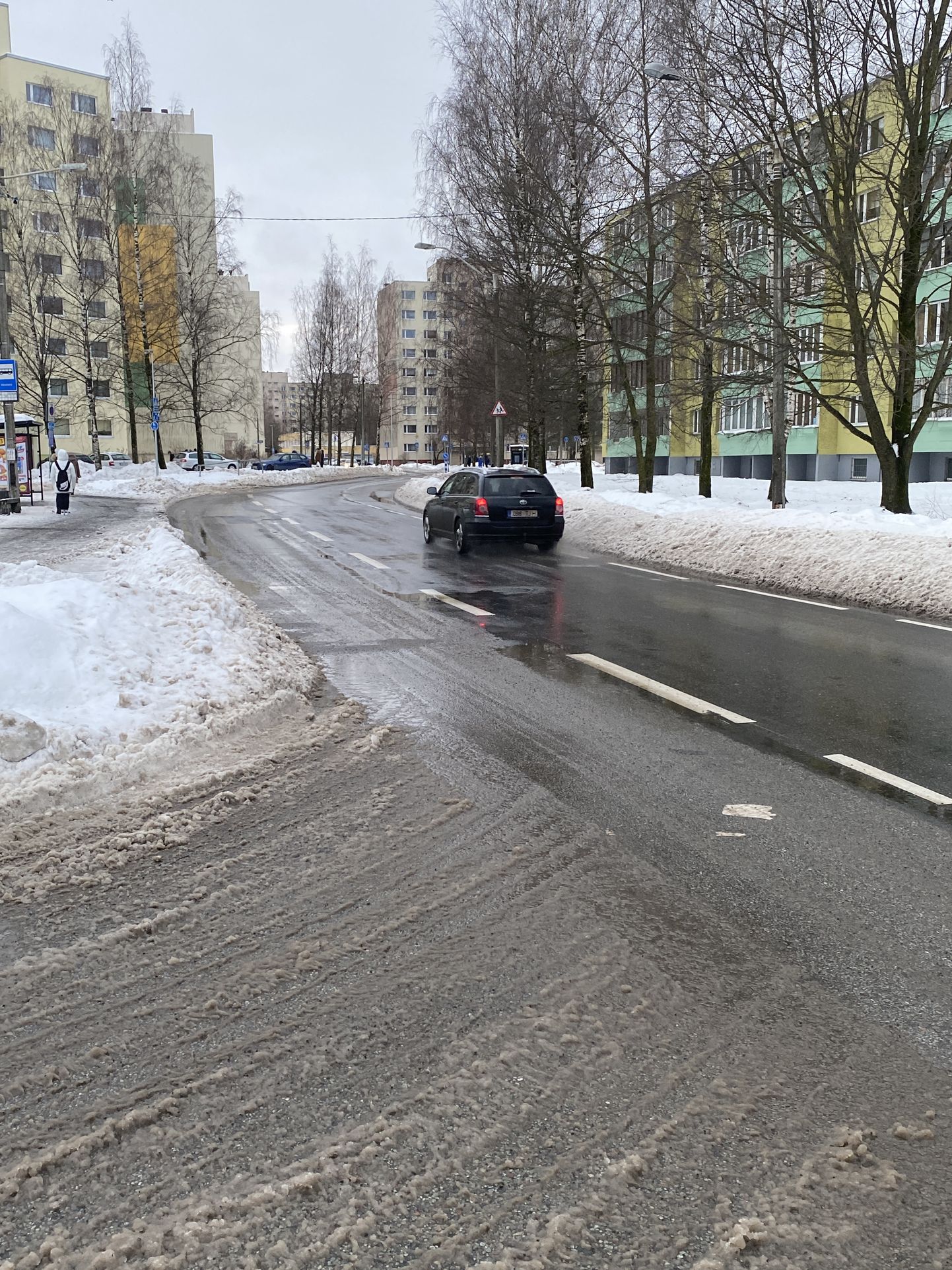 Перед остановкой Раадику, что возле школы Махтра в Таллинне, снег закрыл половину полосы движения, вынуждая автобусы и другой транспорт выезжать на встречную полосу.