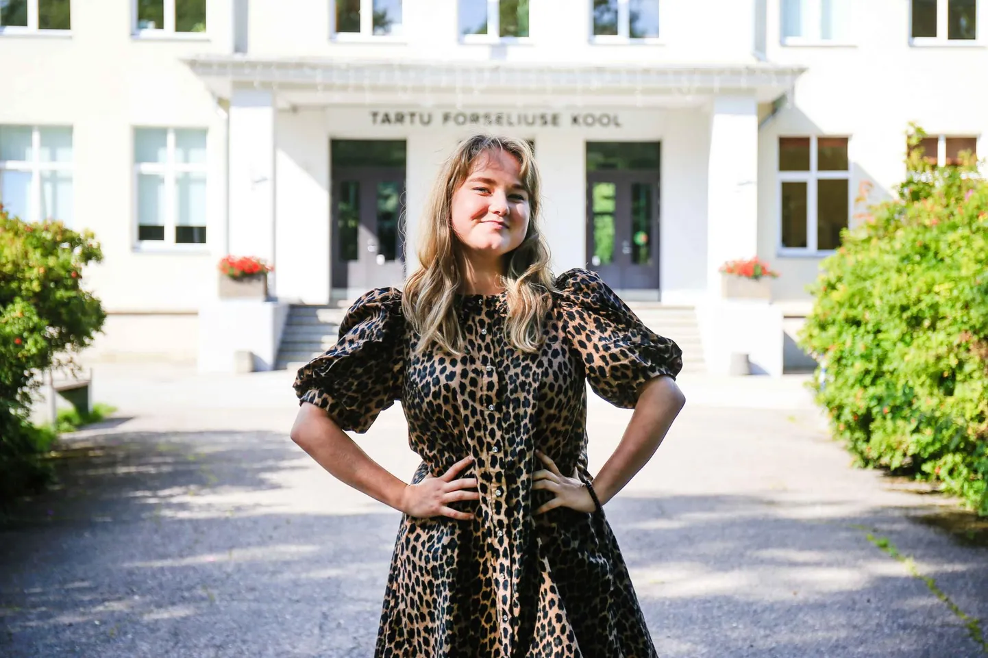 Tallinlanna Nora Laukse astub esmaspäeval Forseliuse kooli teismeliste ette eesti keele ja kirjanduse õpetajana. Õpetaja sai temast tänu programmile «Noored kooli».