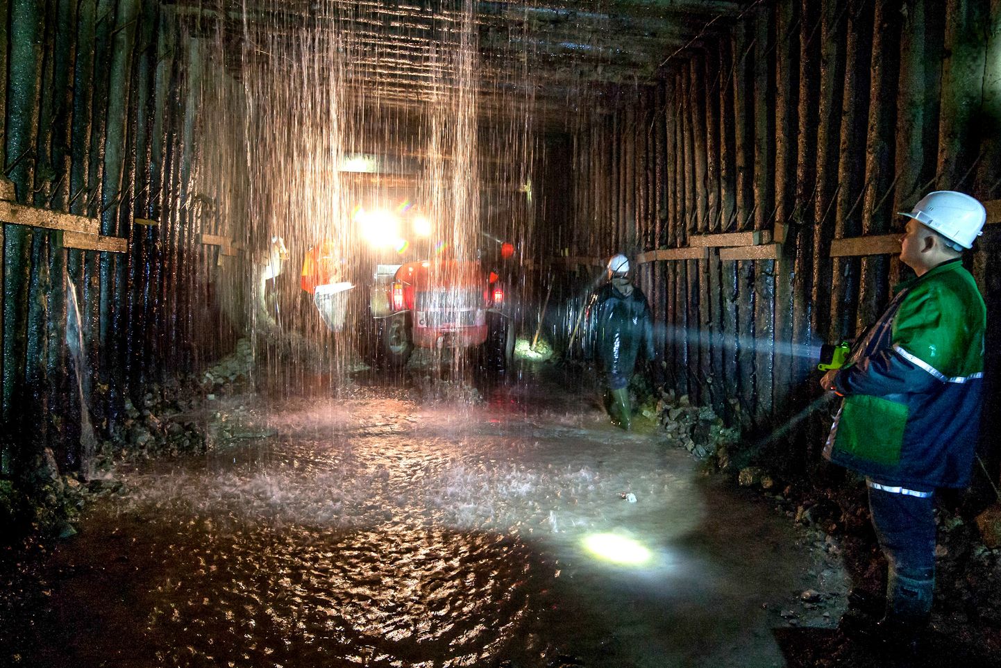 Praegu toob kaevanduses olev vesi kaevandajale üksnes kulusid, pumphüdroelektrijaam paneb selle vee kaevandaja kasuks tööle.