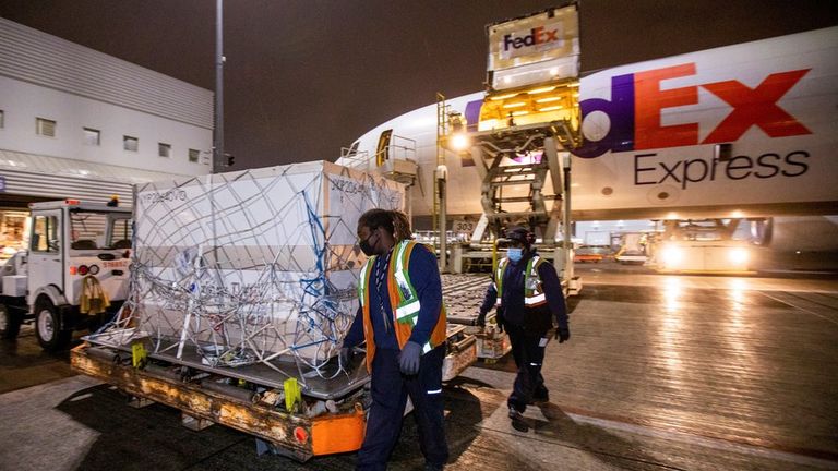 Эту партию Moderna самолет FedEx привез из Европы в канадский Торонто