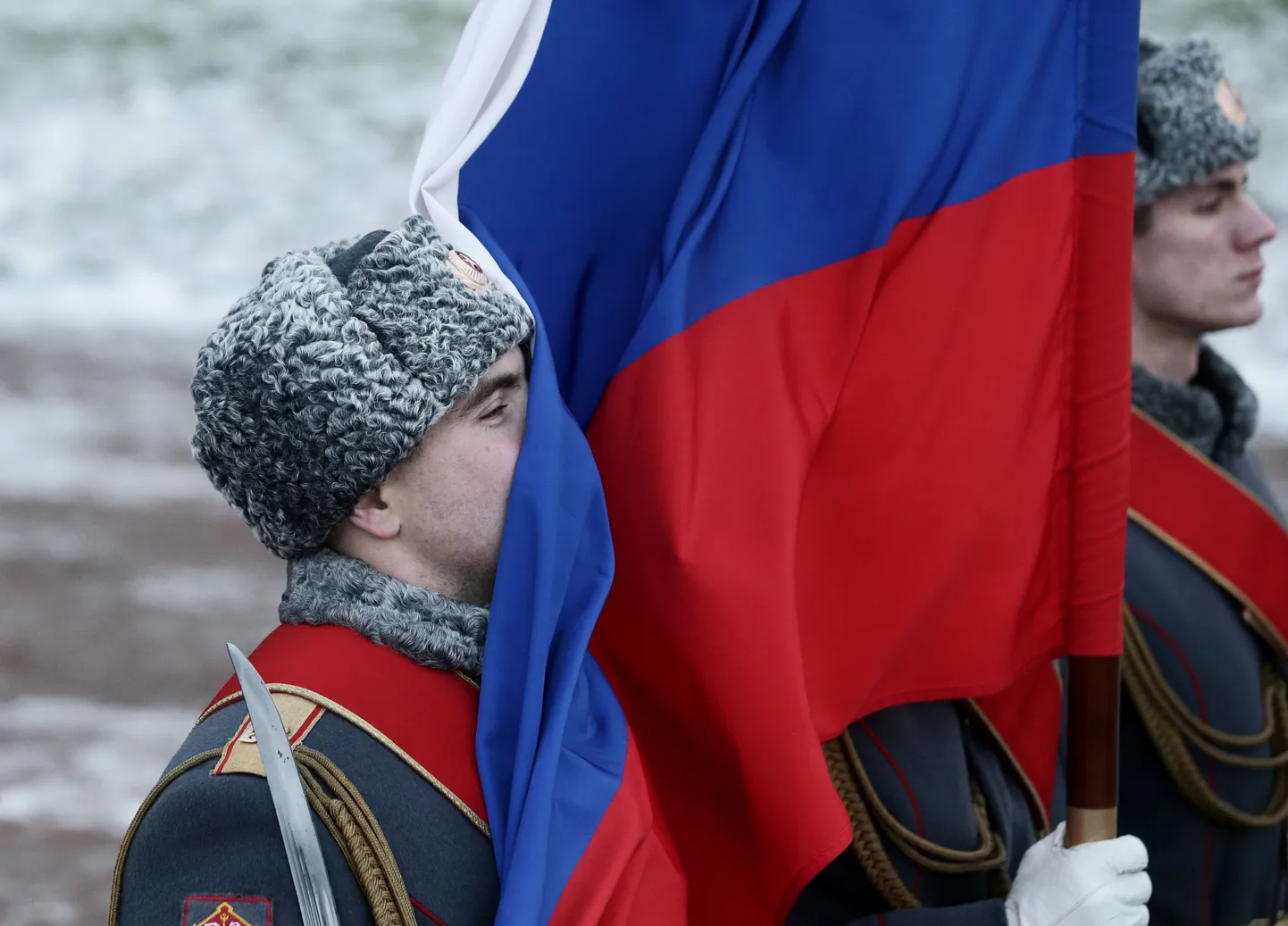 Vene sõdurid Peterburis riigilipuga.