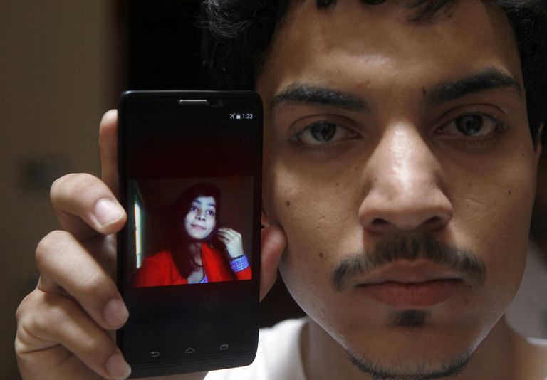 Hassan Khan näitamas oma naise Zeenat Rafiqi pilti