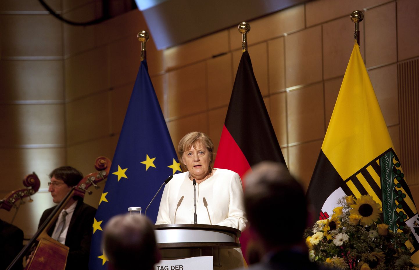 Kantsler Angela Merkel esinemas Saksamaa taasühinemise aastapäeva üritusel Halles.