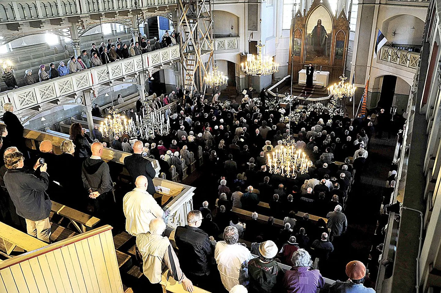 Peetri kirik täitus eile keskpäeval enam kui 500 leinajast, kes olid tulnud saatma viimsele teekonnale suurettevõtjat Tiit Veeberit (6. oktoober 1948 – 27. aprill 2012).