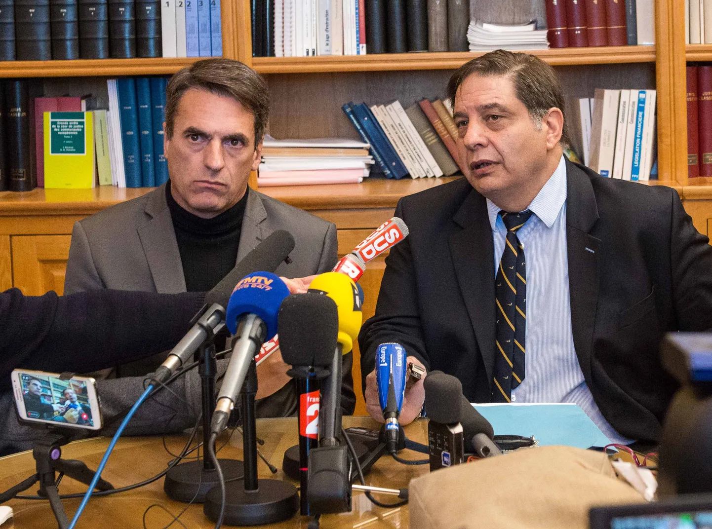 Montpellier politseijuht Gilles Souliers ja prokurör Yvon Calvet pressikonverentsil.