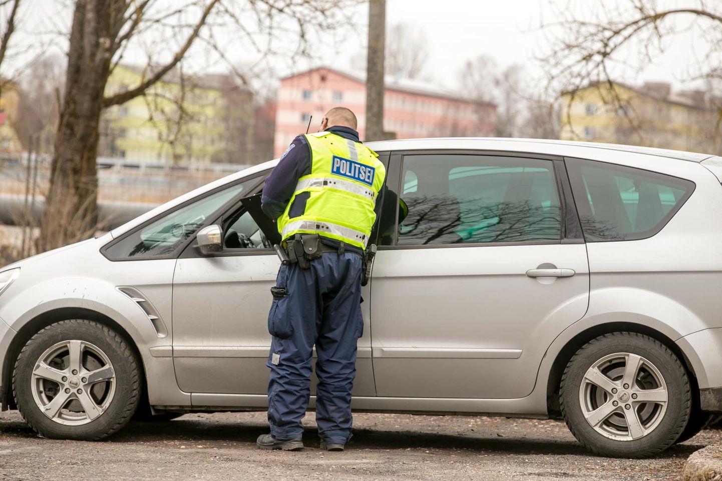 Politseinikud pidid meelde tuletama, et roolis on telefoni kasutada ohtlik ja keskenduma peab liikluses toimuvale.