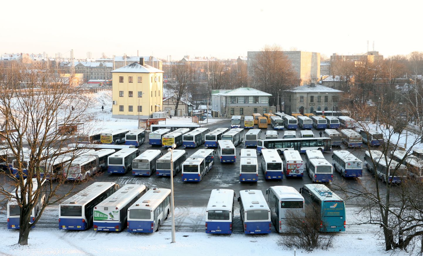 Автобусы Rīgas satiksme на конечной на улице Абренес