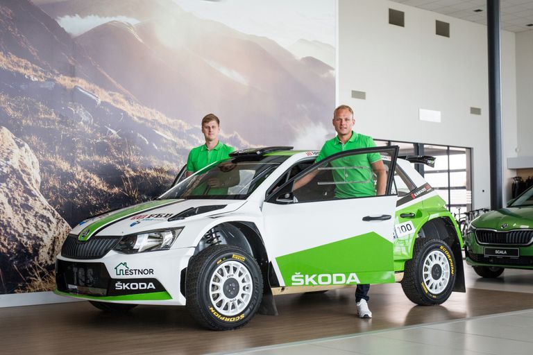 Rainer Aus (paremal) ja Simo Koskinen ning nende Škoda Fabia R5 võistlusauto