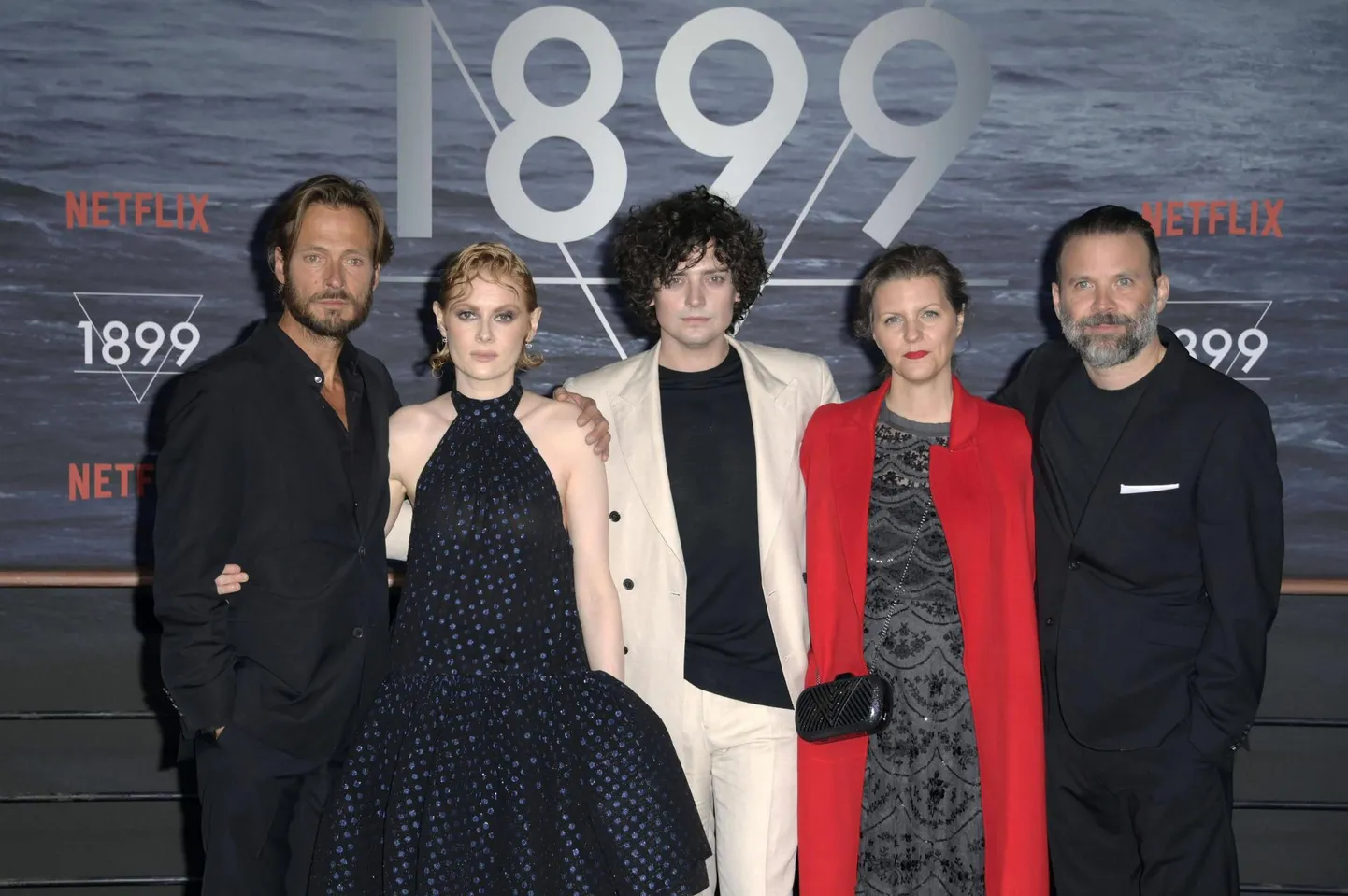 Vasakult näitlejad Andreas Pietschmann, Emily Beecham, Aneurin Barnard, Jantje Friese ja Baran bo Odar Netflixi ulmesarja «1899» esilinastusel Berliinis.