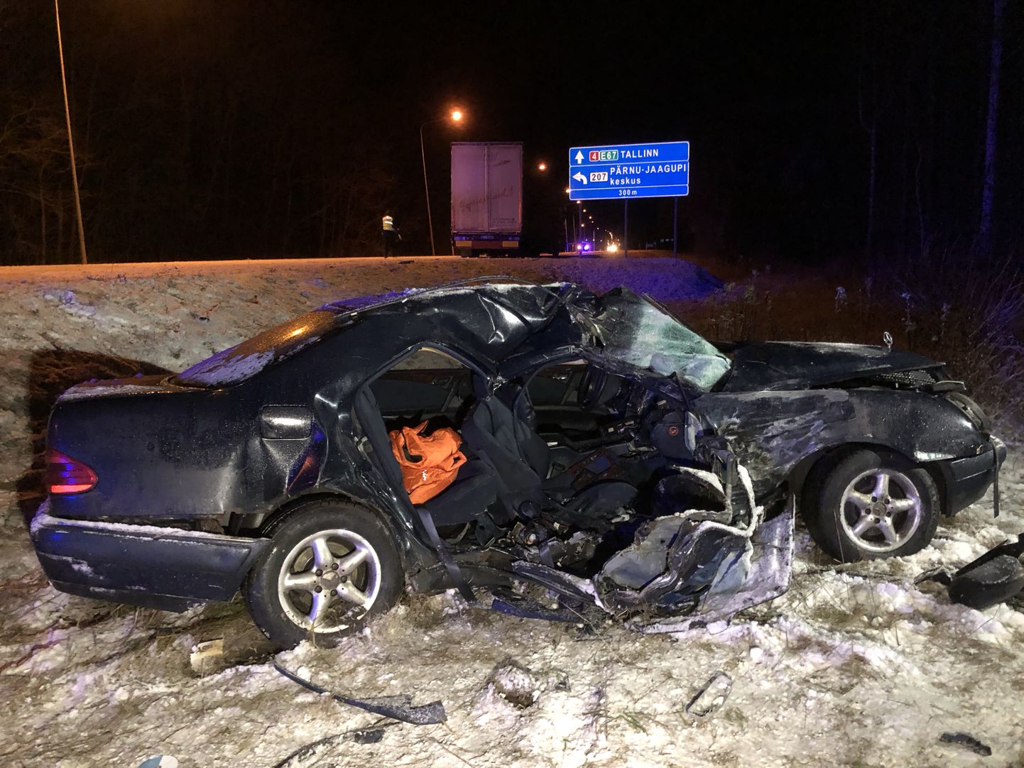 Täna veidi enne kell 22 hukkus Põhja-Pärnumaa vallas Tallinna-Pärnu-Ikla maantee 101. kilomeetril juhtunud veoki ja sõiduauto Mercedes kokkupõrkes kaks inimest.