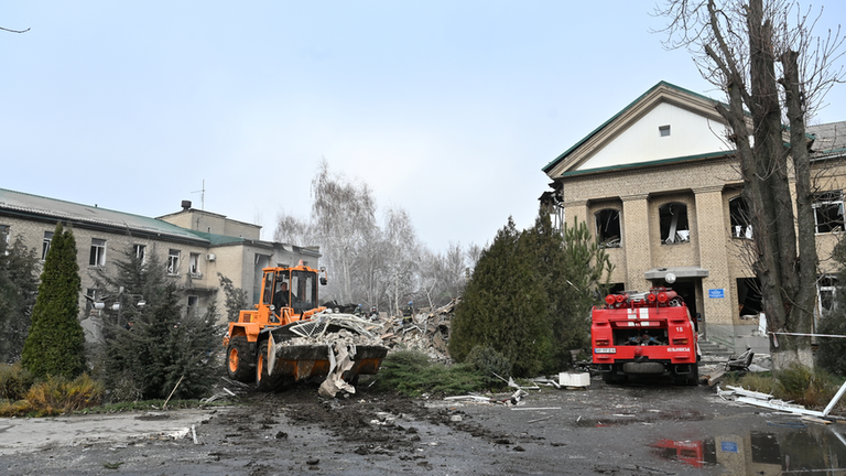 Разрушенное здание больницы в Вольнянске