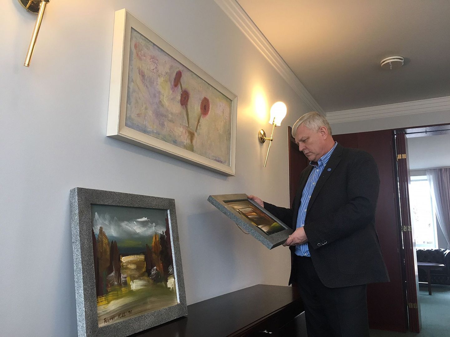 Rahandusministeeriumi regionaalhalduse osakonna Järva talituse juhataja Aivo Toomistu kabineti seinal ripub Peeter Mudisti maal. Kui uurida Järva maavalitsuse dokumente, siis pole seda kunstitost kusagil arvel.