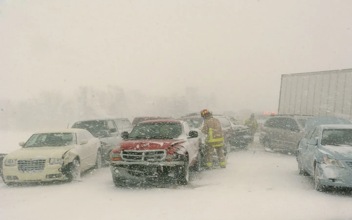 Eilsed juhtus Indiana osariigis lume tõttu mitmeid liiklusõnnetusi.