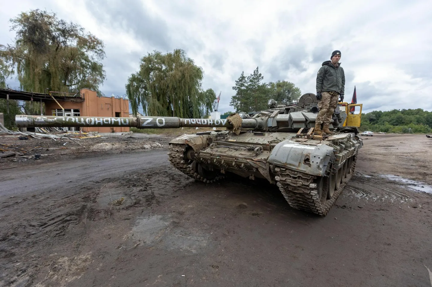 Ukraina sõjaväelased veavad ära nende saagiks langenud Vene armee tanki eelmisel sügisel Harkivi oblastis Izjumi linna lähedal.