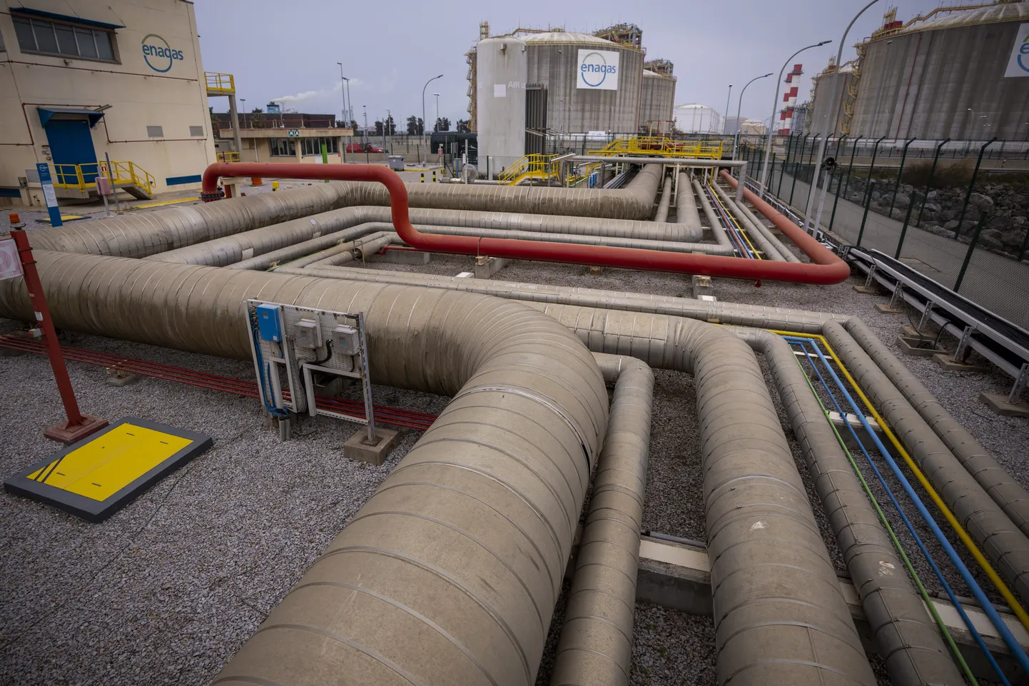 Gaasitorud Enagási LNG-tehases Hispaanias Barcelonas.