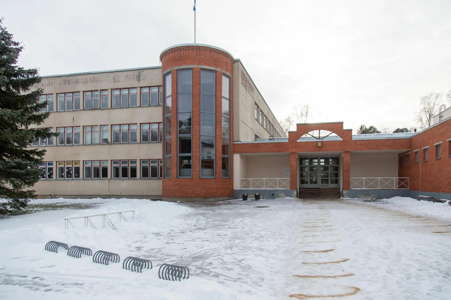 Esimesena on riigil sihikul 17 gümnaasiumi, kus õpilasi on alla 40. Tarvastu gümnaasium Viljandimaal on oma 38 õpilasega üks seesuguseid.