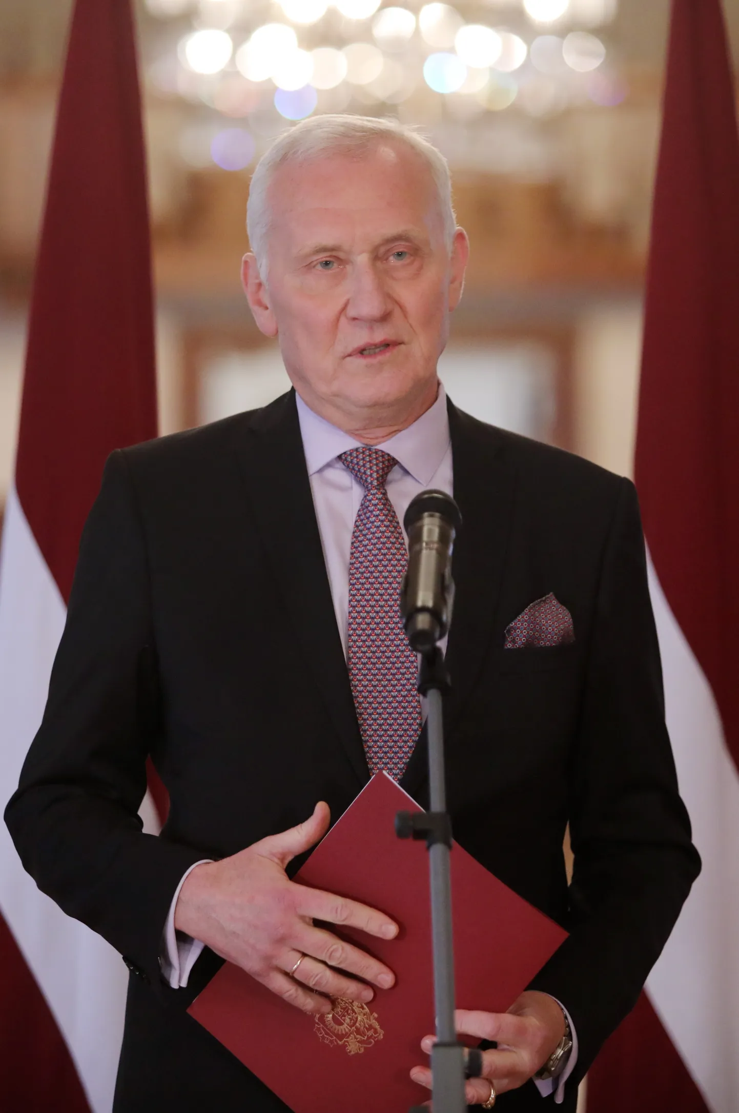 Valsts prezidenta kancelejas vadītājs Andris Teikmanis piedalās masu mediju pasākumā, kurā iepazīstina ar Rīgas pils Svētku zāles jaunāko griestu gleznojumu un Valsts prezidentu portretu galeriju.