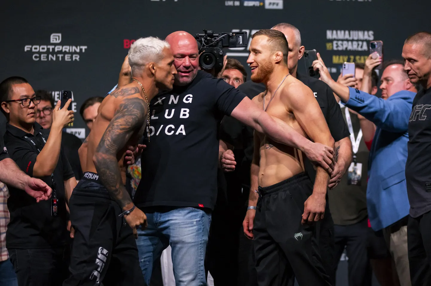 Charles Oliveira (vasakul) ei saa täna UFC-s enda tiitlit kaitsta.