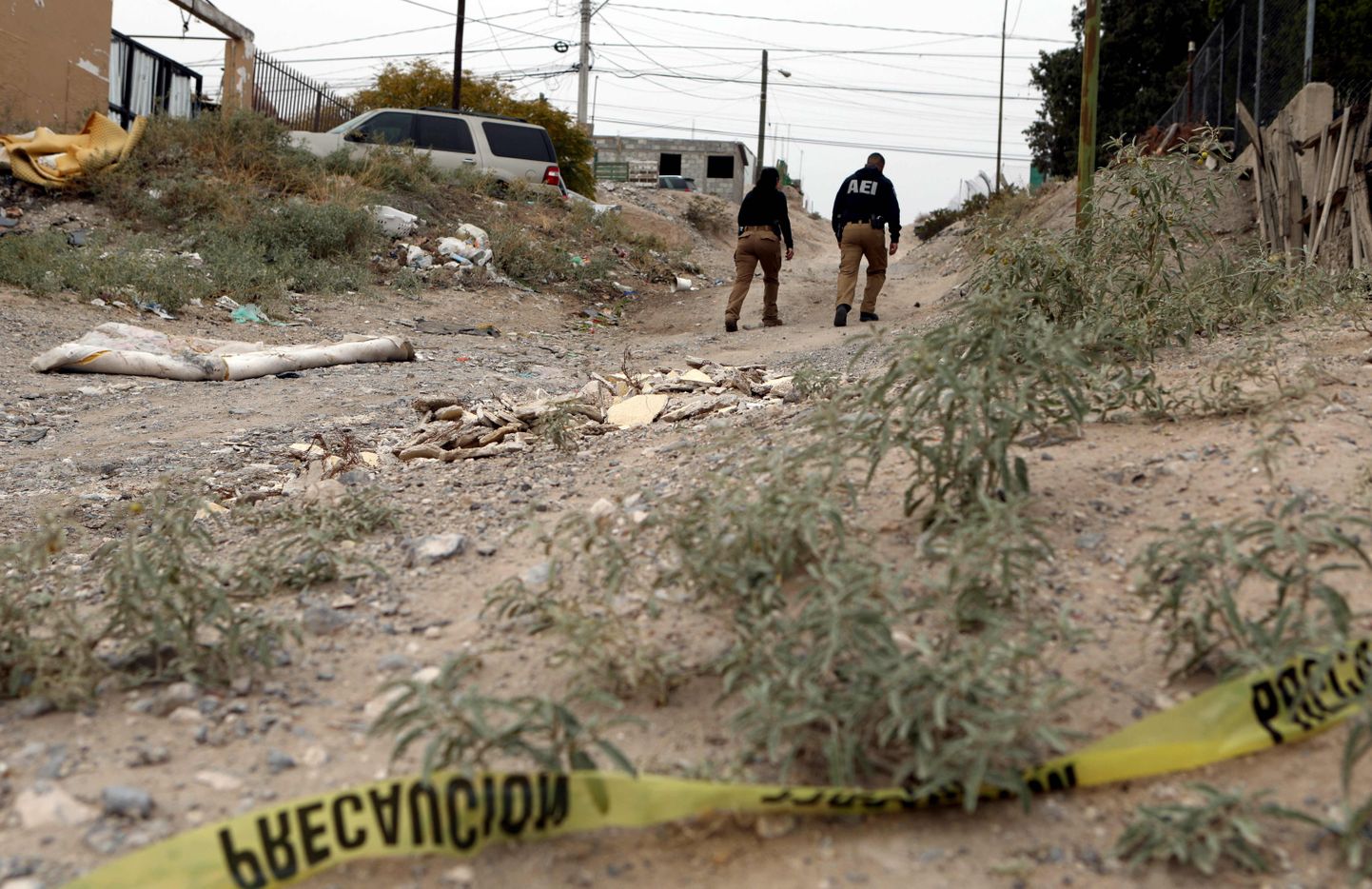 Chihuahua prokuratuuri töötajad fotoajakirjanik Ismael Villagomez Tapia mõrvapaigas Ciudad Juarezes.
