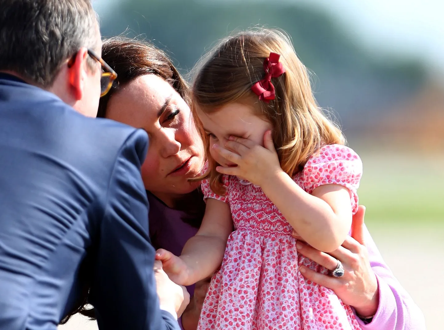 Princess Kate, the Duchess of Cambridge and Princess Charlotte before boarding their plane in Hamburg Finkenwerder, Germany, July 21, 2017.    REUTERS/Daniel Bockwoldt/POOL