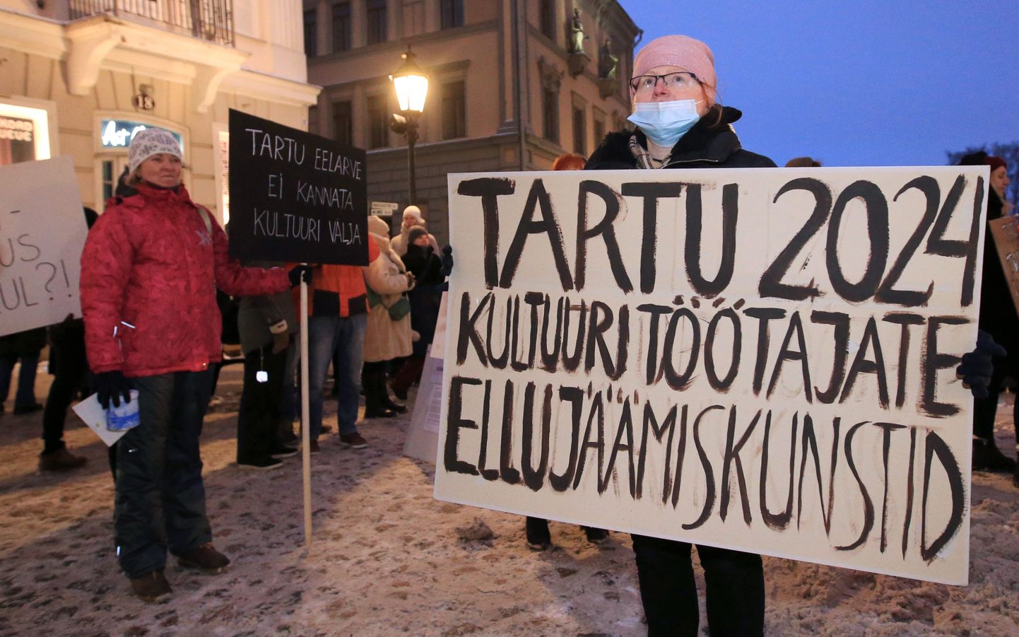 Tartu linna kultuuritöötajate meeleavaldus Raekoja platsil toimus 2022. aasta lõpus. Kollektiivlepinguni jõuti pea aasta hiljem.