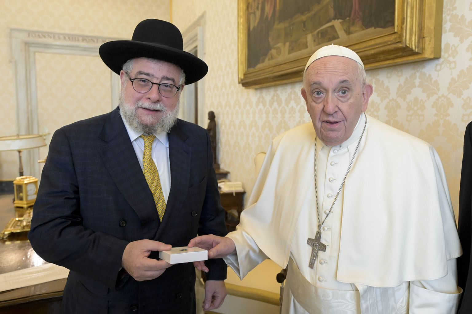 Раввин Пинхас Гольдшмидт (слева) на приеме у Папы Римского Франциска в Ватикане, 24 октября 2022 года.
