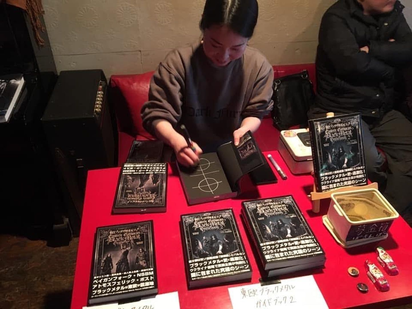 Sayuki Okada on põhjalikult ette võtnud Ida-Euroopa black metali kaardistamise ja andnud nüüdseks välja juba kaks põhjalikku raamatut sarjast "Eastern European Black Metal Guidebook".