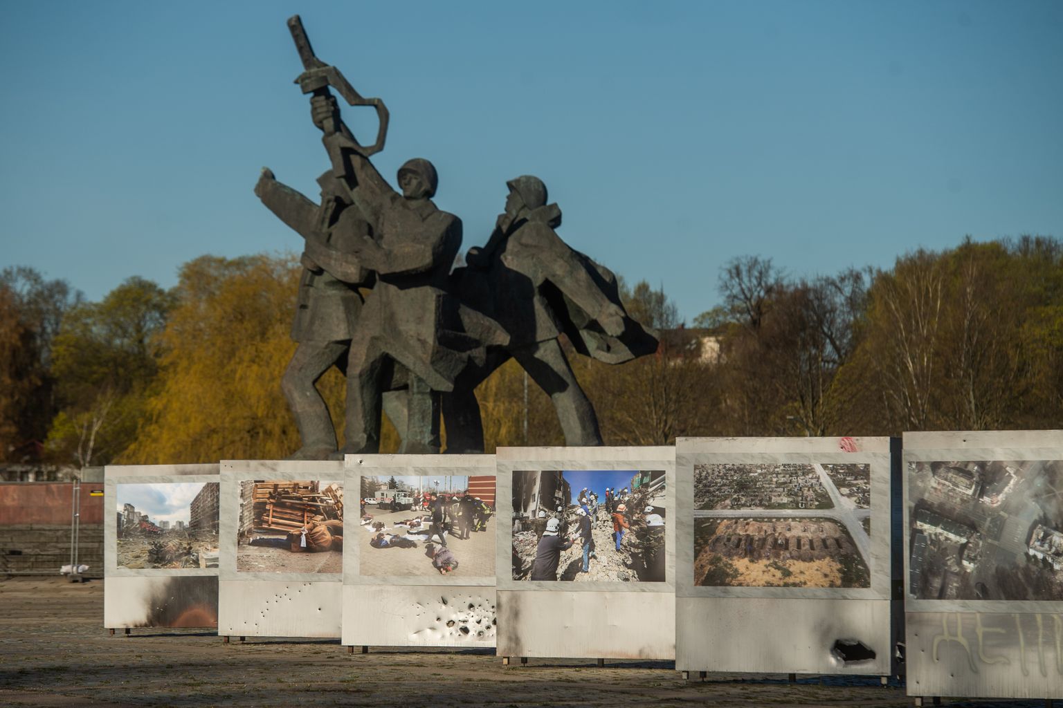 Fotoizstāde par Ukrainas karu pie tā sauktā Uzvaras pieminekļa