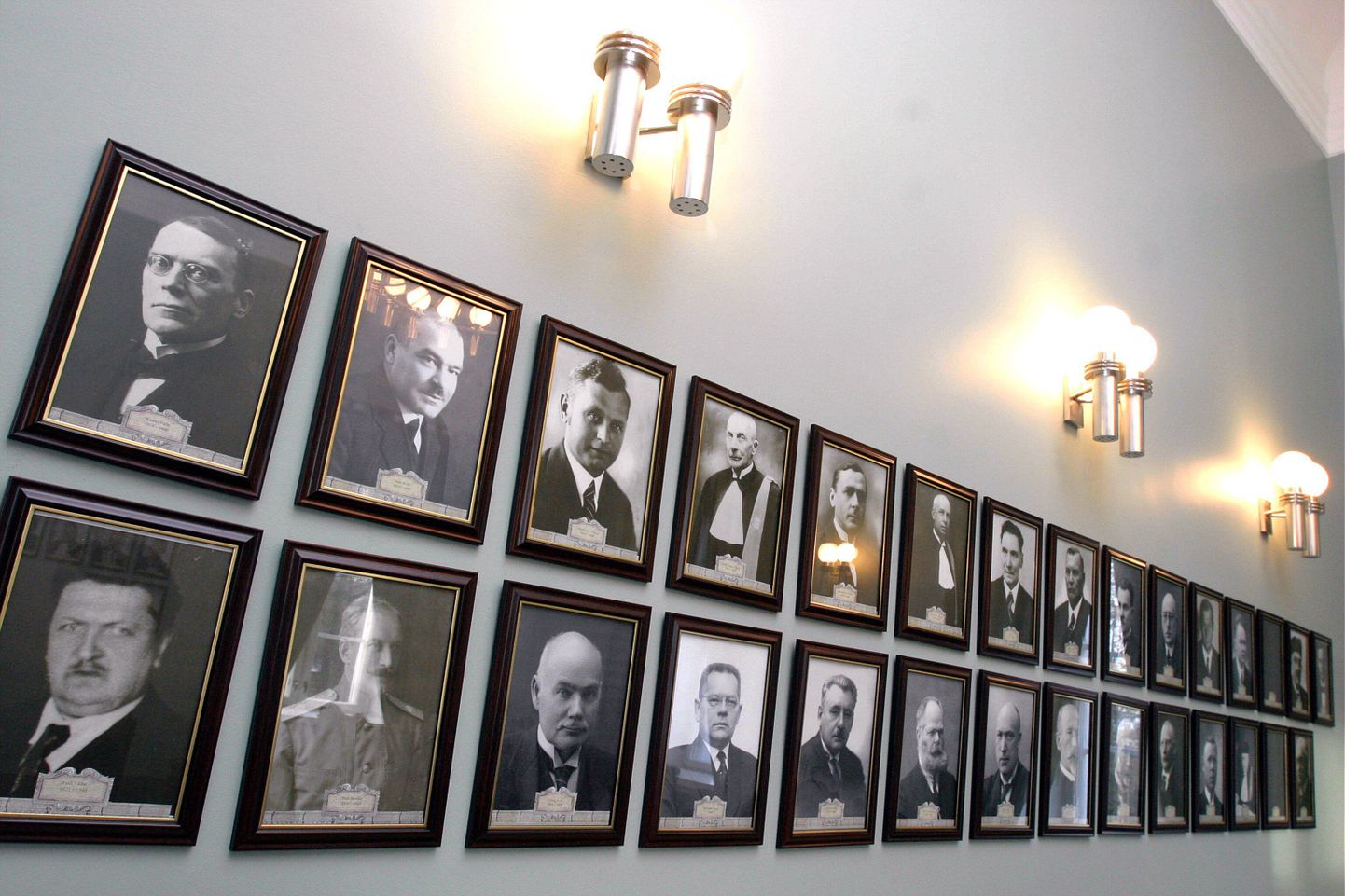 Riigikohtunike portreed riigikohtu üldkogu saali seinal.