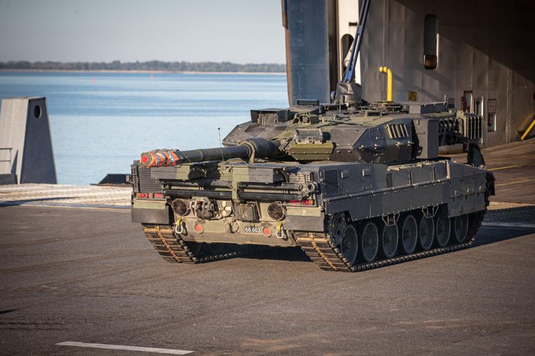 Танк Leopard 2A7 на выгрузке в Эстонии.