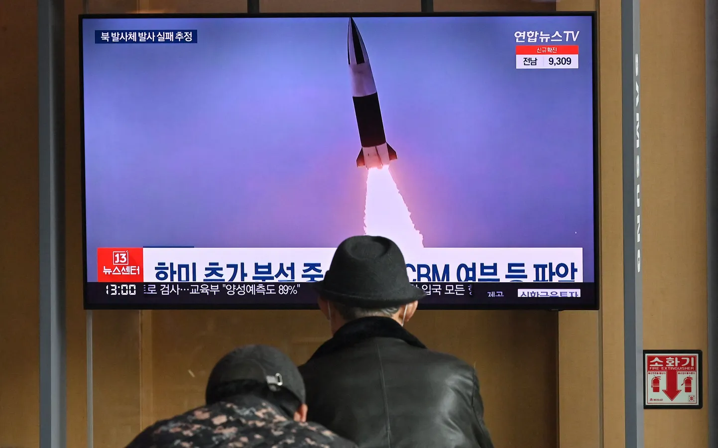Lõunakorealased jälgivad raudteejaama teleekraanilt Pyongyangi järjekordset raketikatsetust.