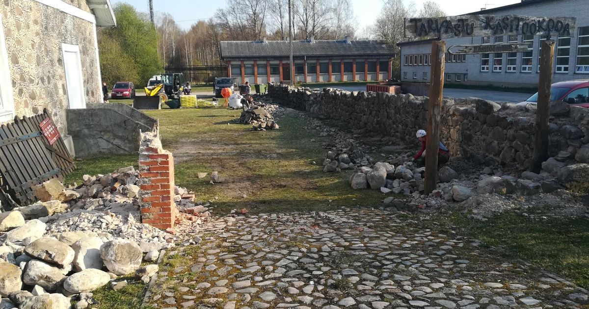 Tarvastu raamatukogu saab väärika kiviaia