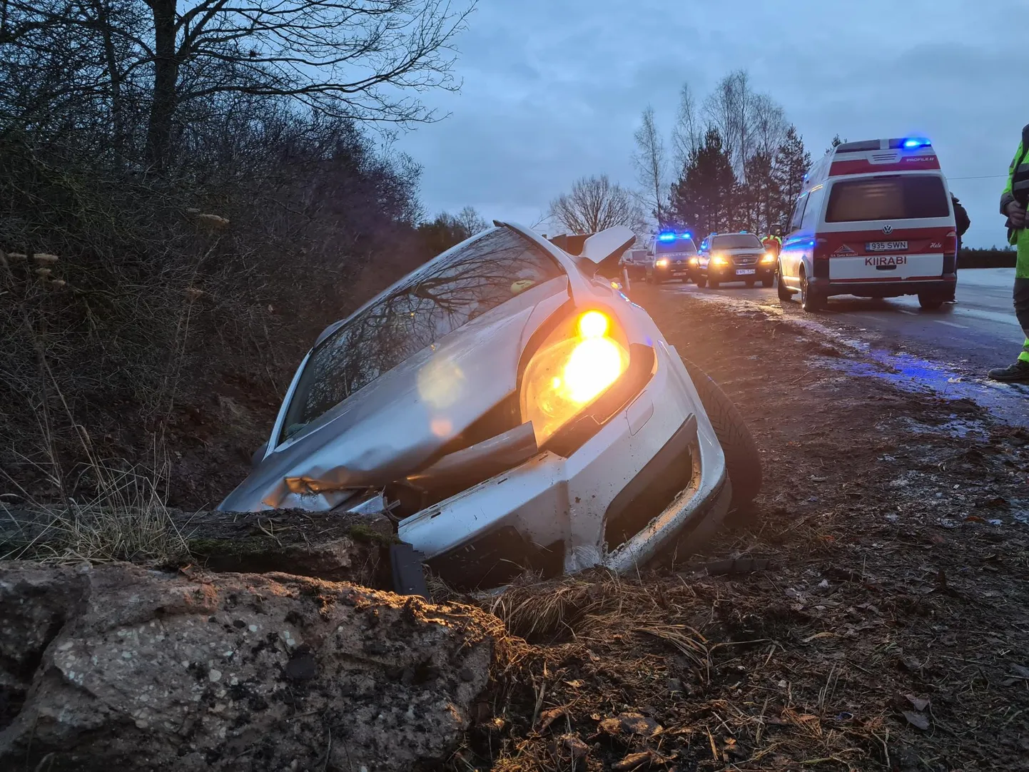 Libeda tõttu kraavi sõitnud auto.