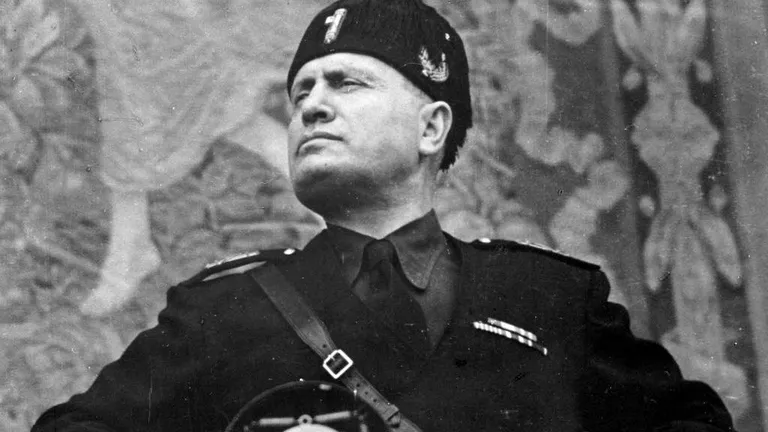 Бенито Муссолини в военной форме на черно-белом
