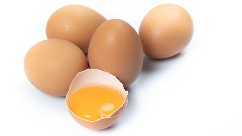 Назван неожиданный способ идеально разбить яйца