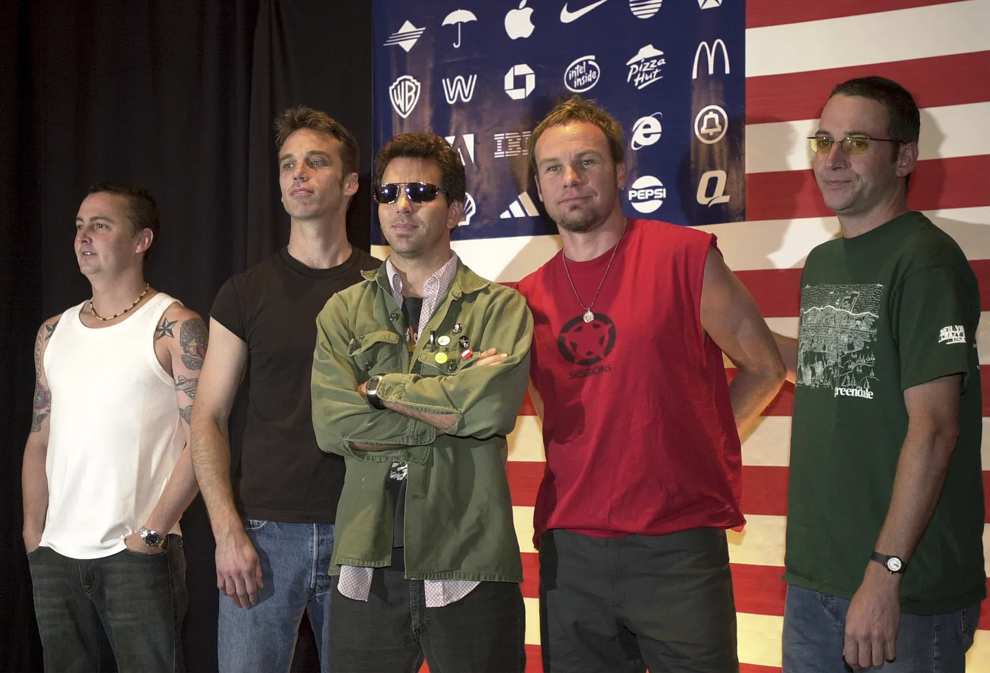 Pearl Jam 2003. aastal. Pildil Mike McCready, Matt Cameron, Eddie Vedder, Jeff Ament ja Stone Gossard.