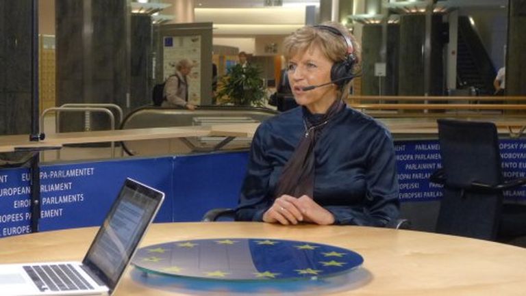 Vaidere EP Radio ierakstu studijā sniedz interviju Latvijas žurnālistam 