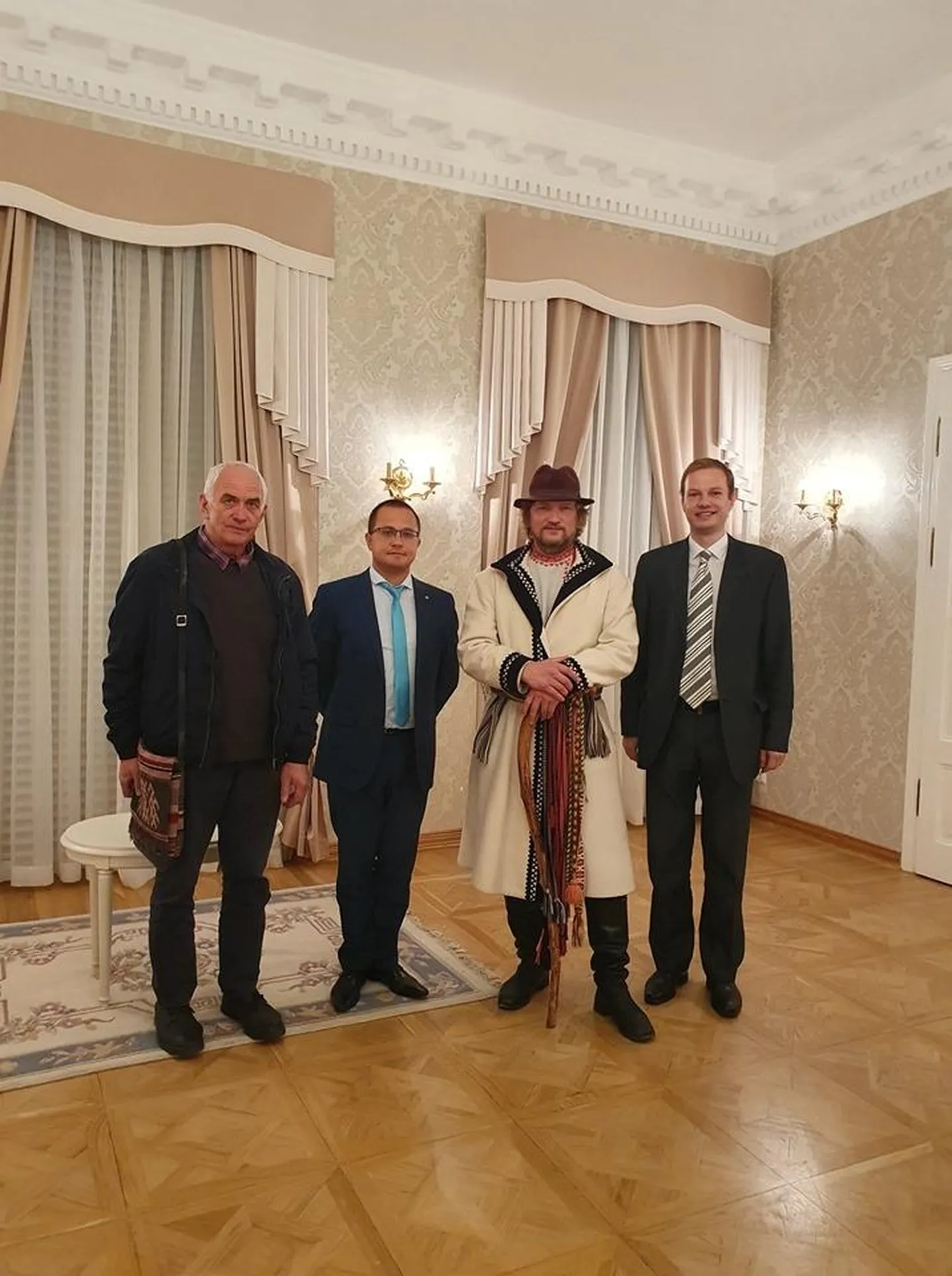 Setomaa Liidu juhatuse liige Aare Hõrn (vasakult), Vene saatkonna kultuurinõunik Dmitry Litskay, ülemsootska Rein Järvelill ja saatkonna pressiesindaja Sergei Tambi.