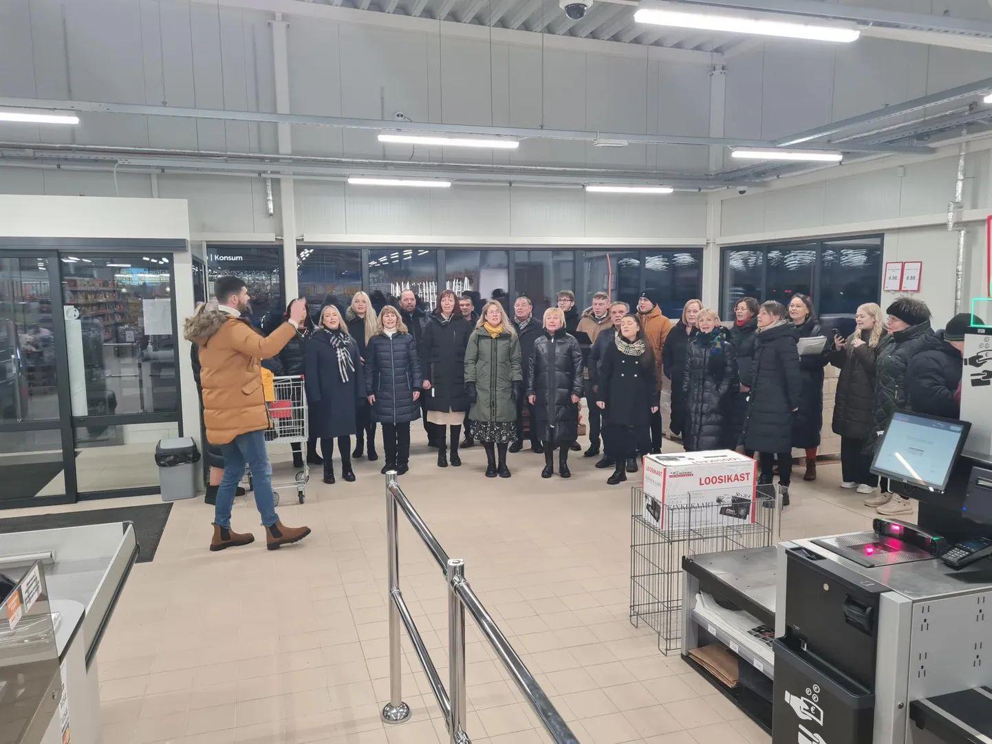 Mulgi segakoor Kristjan Õmbluse juhatusel üllatas poelisi.